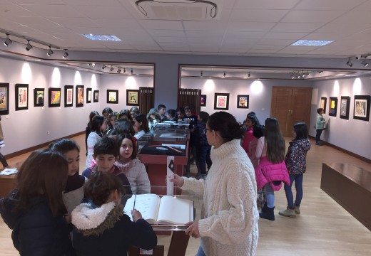 Visita de alumnos do colexio O Grupo á exposición “Elas” no Lustres Rivas de Riveira